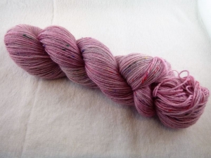 Handgefärbte Sockenwolle Tweed (100gr /420m) purpur