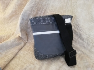 Ideal für unterwegs: Tasche mit verstecktem Reißverschlussfach auf der Rückseite