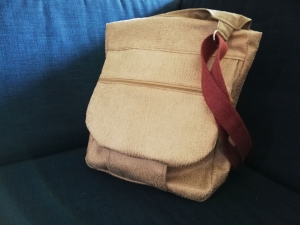 Ideal für unterwegs: Tasche mit verstecktem Reißverschlussfach auf der Rückseite