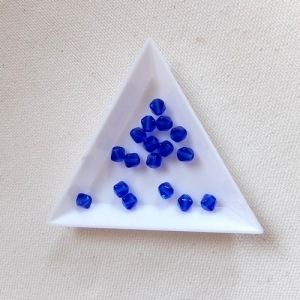 Perlenschale weiß aus Kunststoff für Einsammeln von Perlen, Dreieckschale - Handarbeit kaufen