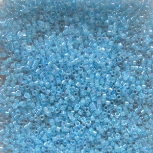 5 gr. Miyuki Delica, Zylinderperlen, lined sky blue AB, zartes hellblau mit AB Beschichtung, zum Herstellen gefädelter oder gehäkelter Schmuckstücke aus Glasperlen 