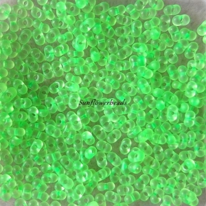 20 Gramm Farfalle Perlen, 2 x 4 mm - neon grün, Schmetterlingsperlen, böhmische Glasperlen  - Handarbeit kaufen