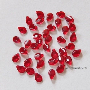 50 Blütenblätter, Preciosa Pip beads - rot, siamrot