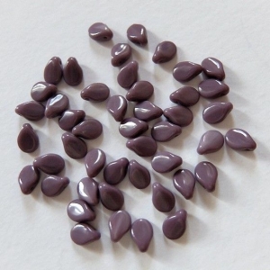 50 Blütenblätter, Preciosa Pip beads - purple opak, lila opak