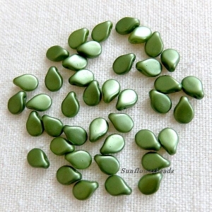 50 Blütenblätter, Preciosa Pip beads - pastell olivine