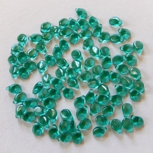 50 Blütenblätter, Preciosa Pip beads - emerald, grün