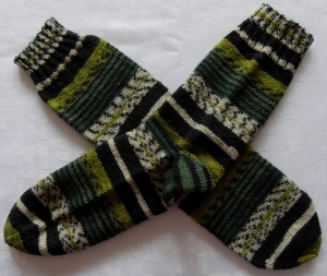 handgestrickte Socken Gr. 40/41 in grün gestreift - Handarbeit kaufen
