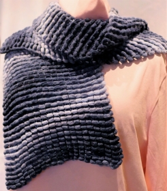 kuschelig weicher Strickschal aus Noppenwolle in Blau/Grau - Handarbeit kaufen
