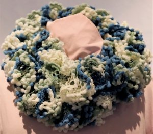 lustiger Loop-Schal mit Pompons in Blau / Weiß - Handarbeit kaufen