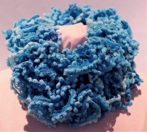 Lustiger Loop-Schal mit Pompons in Blau-Melange - Handarbeit kaufen