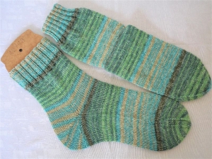 handgestrickte Socken Gr. 42/43 in grün-gestreift