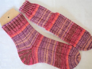 handgestrickte Socken Gr. 44/45 in pink/rosa-gestreift  - Handarbeit kaufen