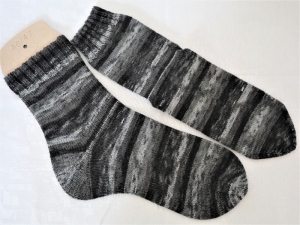 Socken Gr. 46/47 in grau/schwarz-gestreift für Woll-Allergiker - Handarbeit kaufen