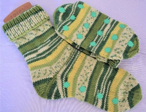 Hausschuh-Socken Gr. 40/41 in grün-gestreift mit Stoppersohle - Handarbeit kaufen
