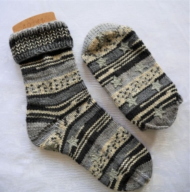 Hausschuh-Socken Gr. 40/41 in schwarz-grau-gestreift mit Stoppersohle - Handarbeit kaufen
