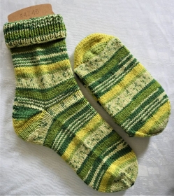 handgestrickte besonders warme Socken Gr. 44/45 in grün-gestreift  - Handarbeit kaufen