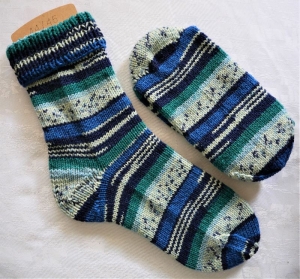 handgestrickte besonders warme Socken Gr. 44/45 in blau-gestreift 