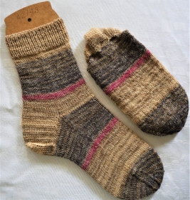 handgestrickte Socken Gr. 42/43 in braun-gestreift