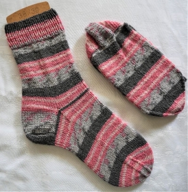 handgestrickte Socken Gr. 38/39 in rosa-grau-gestreift