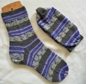 handgestrickte Socken Gr. 38/39 in lila-grau-gestreift