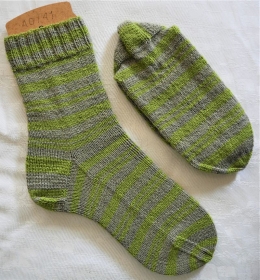 handgestrickte Socken Gr. 40/41 in grün-grau-gestreift - Handarbeit kaufen