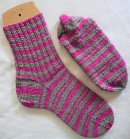 handgestrickte Socken Gr. 44/45 in rosa-grau-gestreift - Handarbeit kaufen