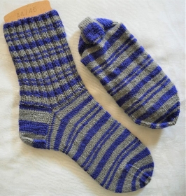 handgestrickte Socken Gr. 44/45 in lila-grau-gestreift - Handarbeit kaufen