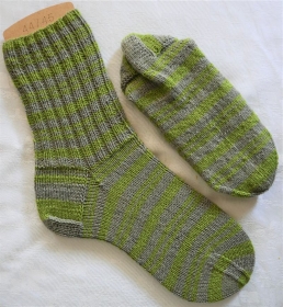 handgestrickte Socken Gr. 44/45 in grün-grau-gestreift