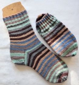 handgestrickte Socken Gr. 42/43 in braun/blau-gestreift - Handarbeit kaufen