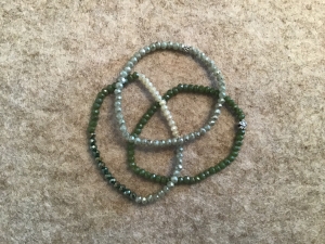 Selbstgemachtes in grüntönen aufgezogene Glasperlenarmband