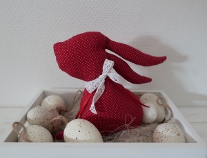 Stoffhase - Osterhäschen aus Stoff fürs Osterkörbchen - Osterdeko rot mit weißen Punkten - ein schönes Geschenk zu Ostern - Handarbeit kaufen