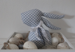 Stoffhase - Osterhäschen aus Stoff fürs Osterkörbchen - Osterdeko blau mit weißen Punkten - ein schönes Geschenk zu Ostern  