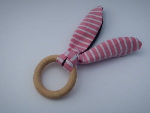 Greifling aus Holz und Stoff - ein schönes Geschenk für ein Baby - Greifling rosa Streifen - kleines Babyspielzeug - Ring mit bunten Ohren  - Handarbeit kaufen
