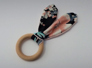 Greifling aus Holz und Stoff - ein schönes Geschenk für ein Baby - kleines Babyspielzeug mit Streifen - Ring mit bunten Ohren  