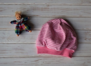 Kindermütze mit Bündchen, innen einfarbig gefüttert - rosa mit Streifen in weiß - Kopfumfang 45-55 cm / für ca. 3-6 Jahre