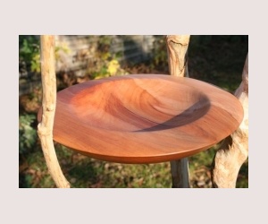 Holzschale mit breitem gewölbtem Rand aus Apfelbaum.