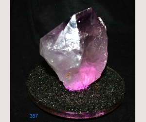 beleuchtete Amethystkristalle