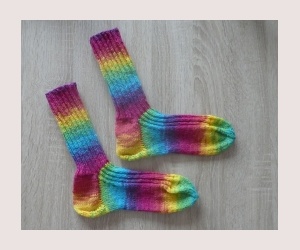 Gestrickte Socken Größe 42/43 Regenbogenfarben