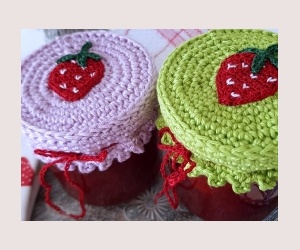 Deckelhauben mit Erdbeeren