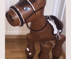 Tontopf Pferd(Deko Sattel,Decke,Geschirr gehäkelt)