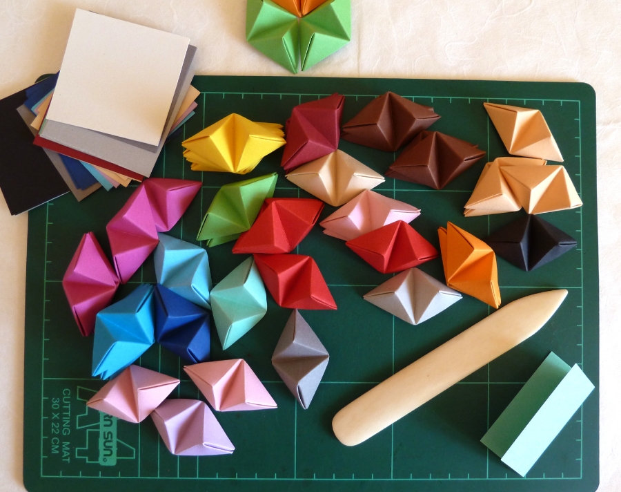 Gefaltete Origami-Teile ...