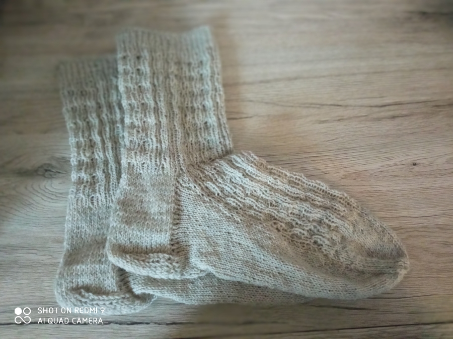 Handgestrickte Socken mit Strukturmuster Gr. 44/45